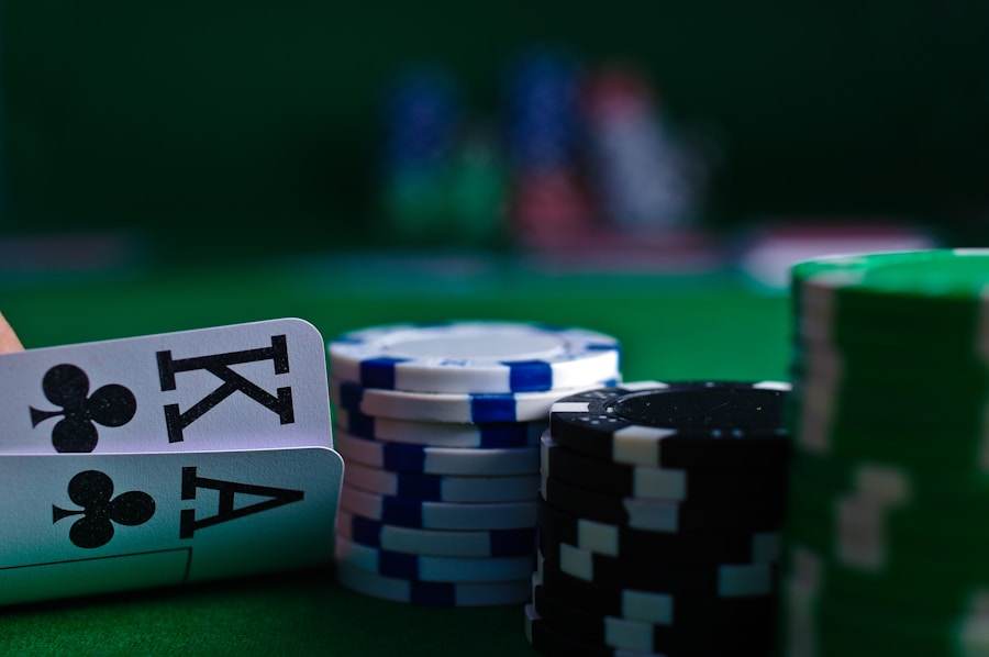 Kartu remi dan chip poker di atas meja, ilustrasi panduan poker online Duniaslot77