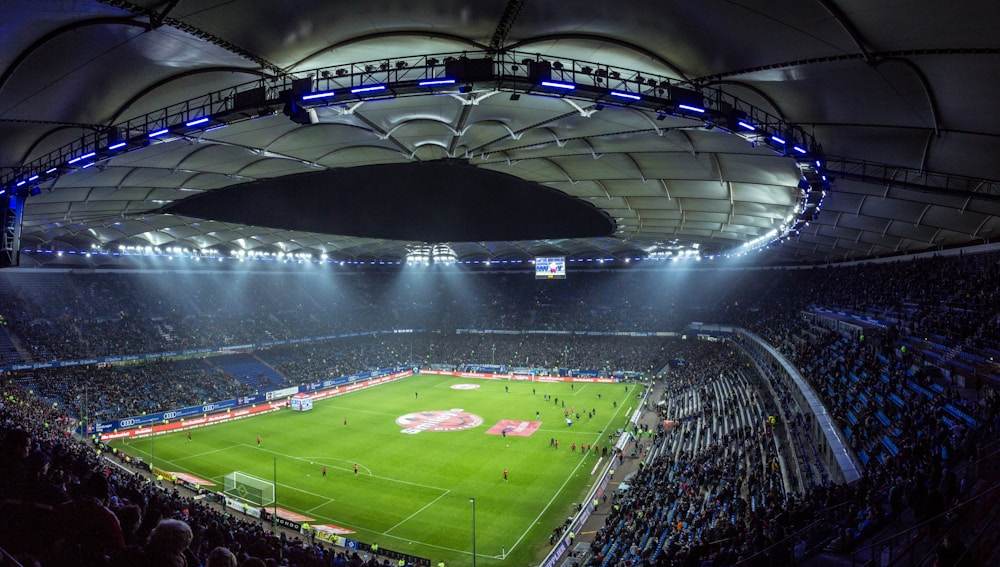 Stadion sepak bola di malam hari, ilustrasi panduan sportsbook Duniaslot77